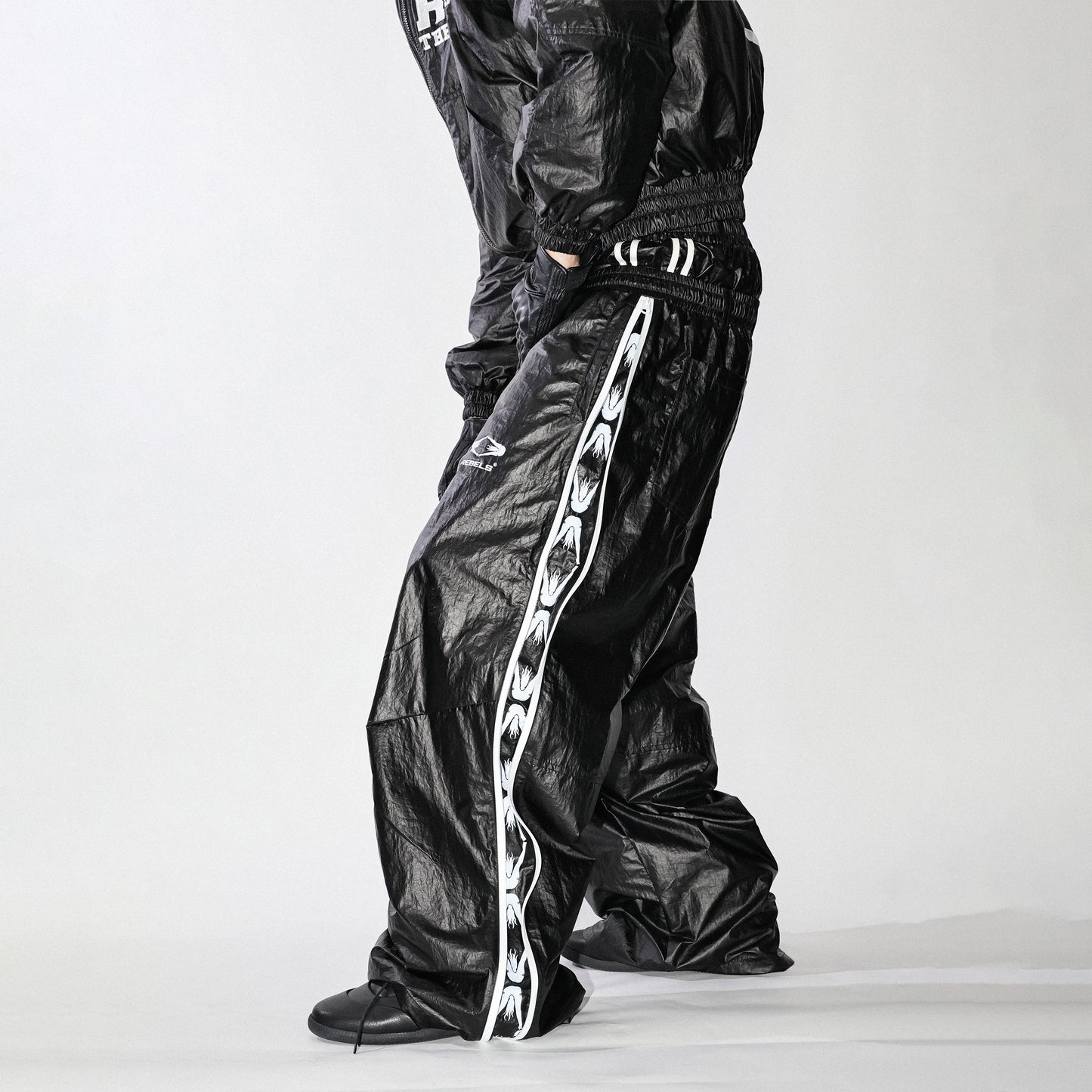 'Sexy Girl' SAGGING pants